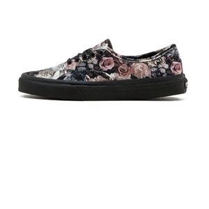 Authentic low top skateboarding shoes